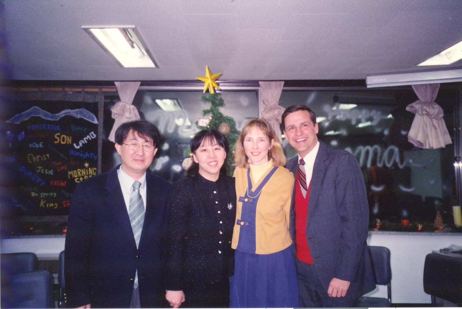 2001년 성탄축하 예배 후 선교사님 부부와 함께.jpg